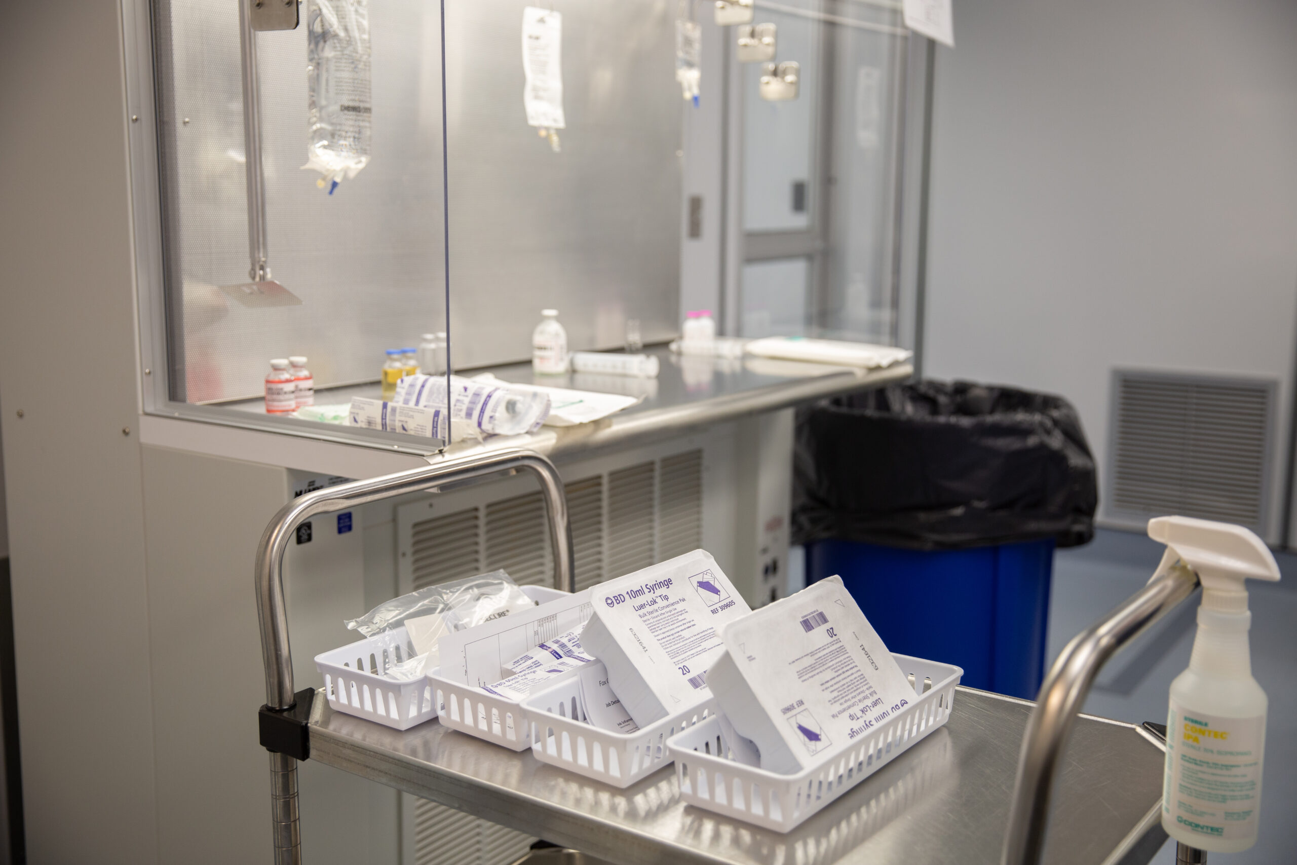 Pharmacy cleanroom and clean bench